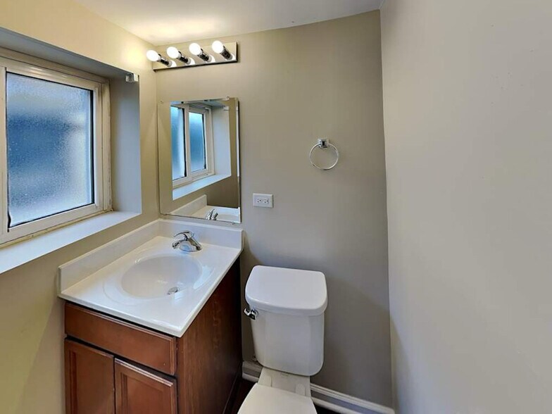 Building Photo - 144 E Drummond Ave