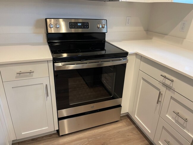Building Photo - End Townhouse Unit in South Medford/Phoenix Area