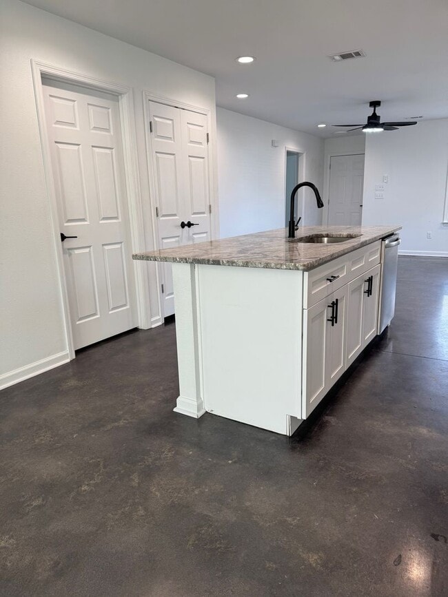 Building Photo - Attention to Detail Sets this 3/2 Rental Apart in Wakulla