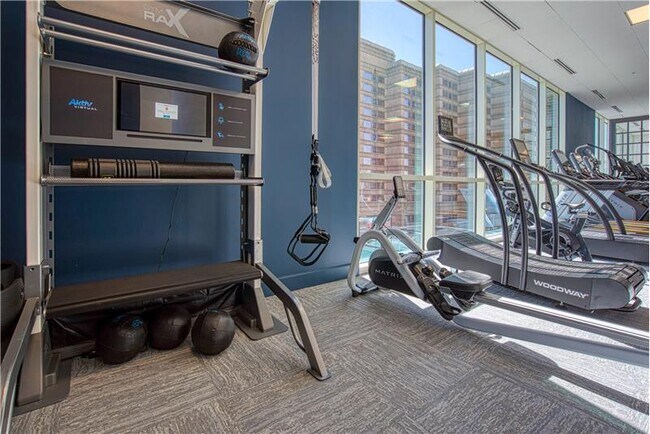 Building Photo - 702 E 11th St