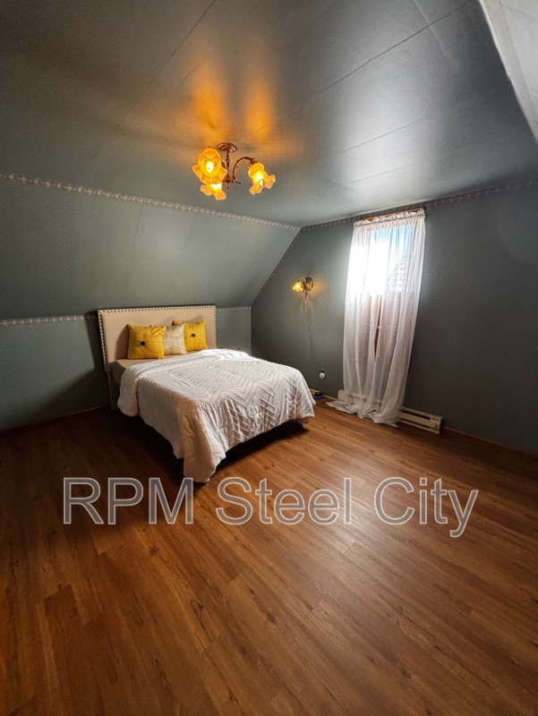 Building Photo - 512-512 1/2 W 10th St