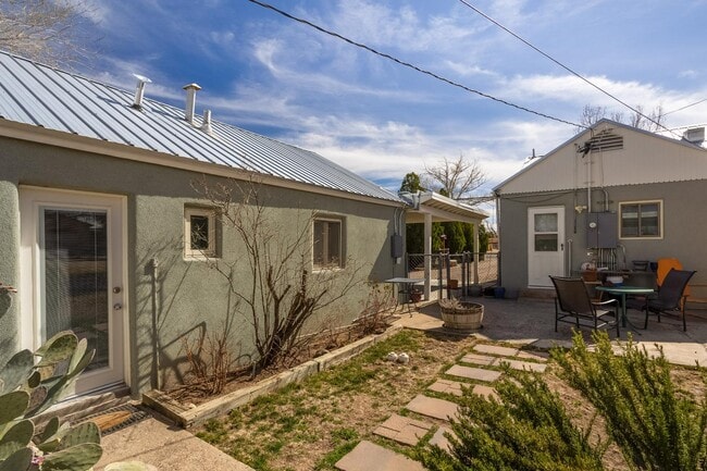 Building Photo - 501 El Paraiso Rd NW