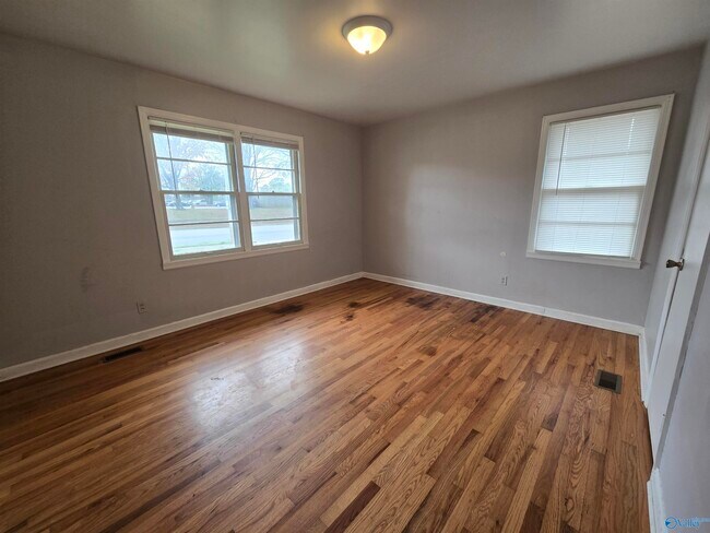 Building Photo - 2610 NW Oakwood Ave