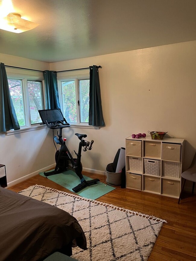 Building Photo - FULLY FURNISHED Midtown Three Bedroom Spac...