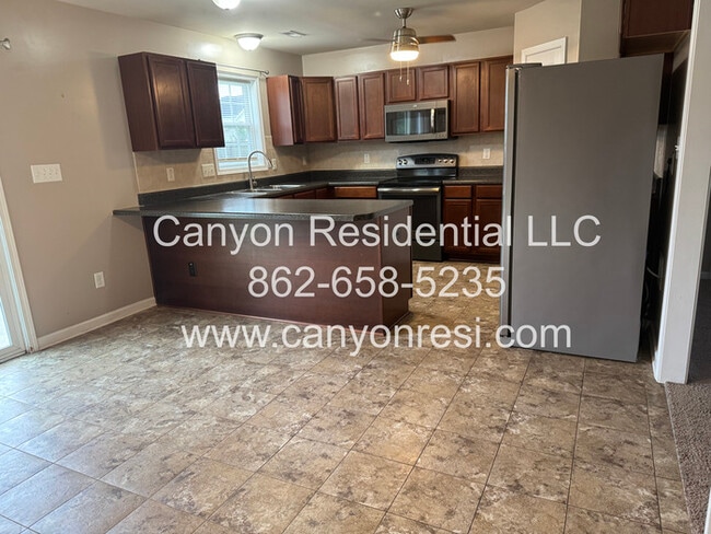Building Photo - 567 Broad Dr