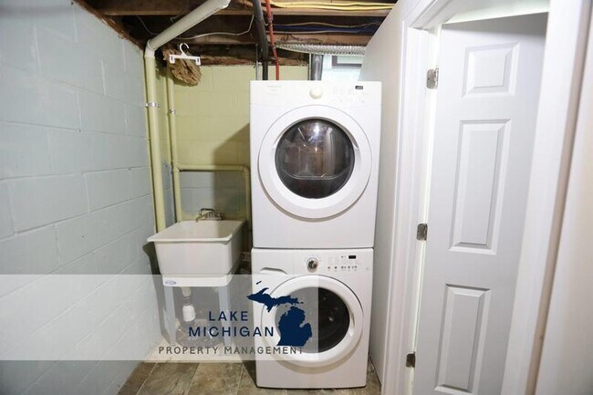 Building Photo - 1687 32nd Ave