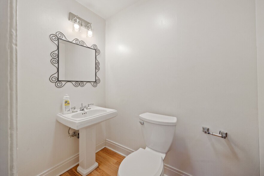 Building Photo - 1015 Garnett Pl