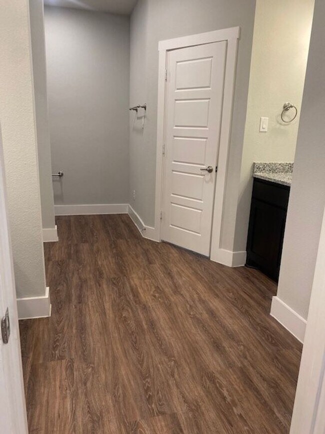 Building Photo - Beautiful Townhome in Great Location