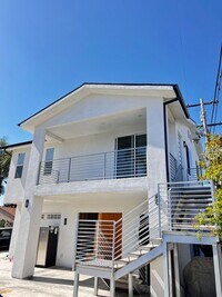 Building Photo - Private 2 bedroom, 1bath back house