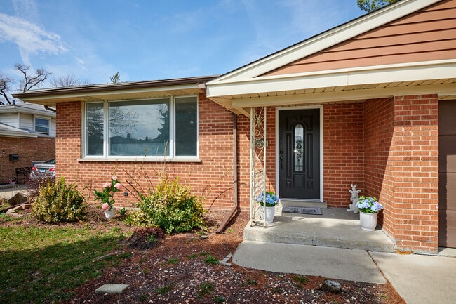 Building Photo - 8544 W Roseview Dr