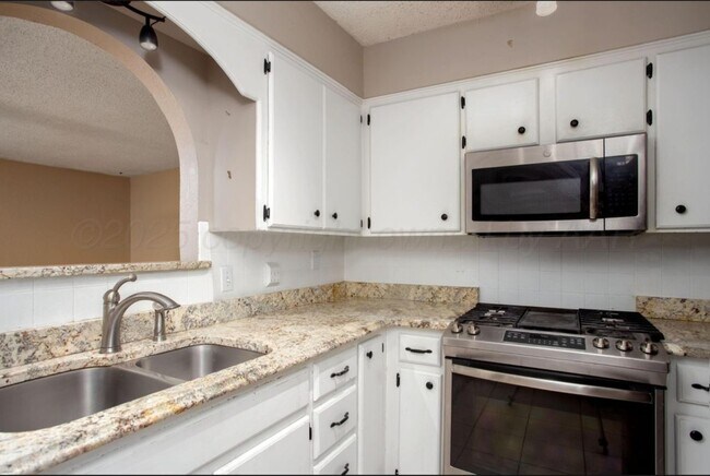 Building Photo - 5106 Azalea Ave