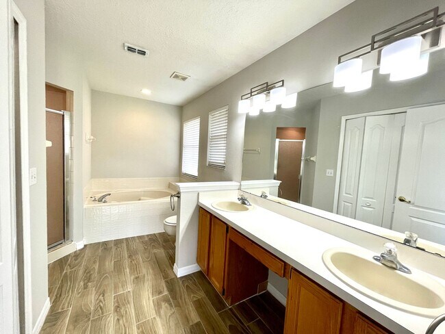 Building Photo - Cute 4/2 WEDGEFIELD HOME IN GOLF COURSE COMMUNITY