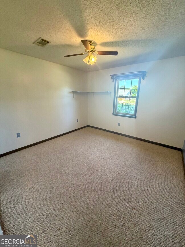 Building Photo - 131 Foxwood Cir