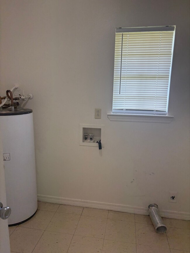 Building Photo - Waveland Duplex