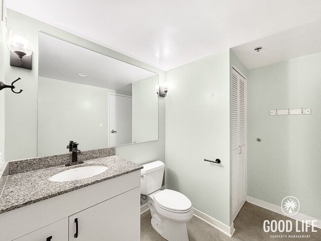 Building Photo - Charming 2BD/1BA Condo in Downtown W/ A/C, W/D, Community Pool, Spa, & Gym!