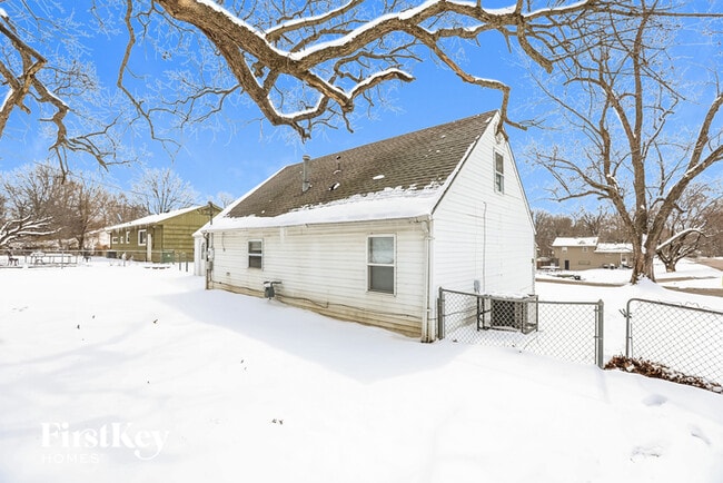 Building Photo - 900 Maple Ln