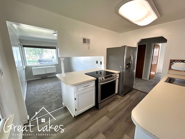 Building Photo - Stunning 3 Bedroom 1 Bathroom now availabl...