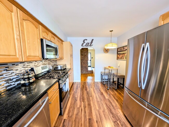 Beautiful full kitchen, with a Ninja Foodie 8 in 1 Air Fry Oven for your convenience. Toasts bread, - 3123 W 55th Ave