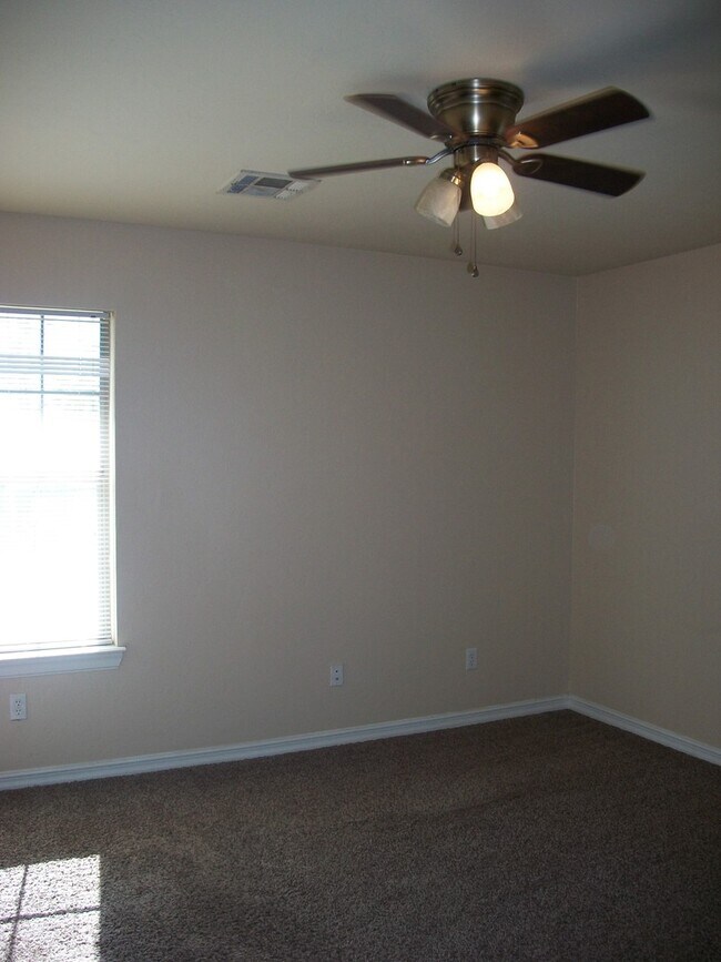 Building Photo - 3 Bed 2 Bath 2 Car Garage in College Park ...