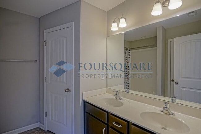 Building Photo - Spacious 3-Bed, 2.5-Bath Townhome with Washer/ Dryer Included – Located in Carlton Park Community
