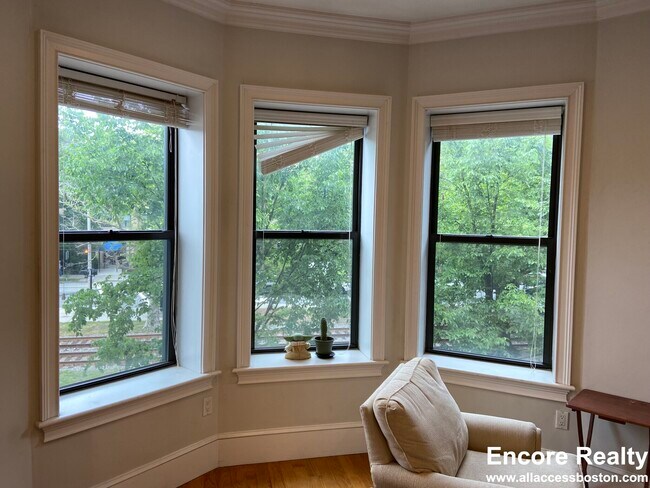 Building Photo - 1089 Beacon St