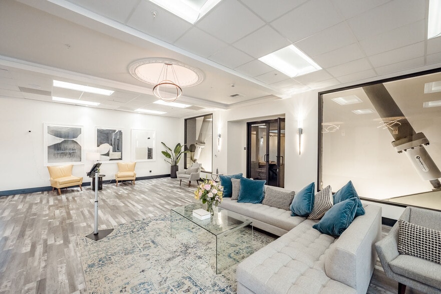 Building Photo - 888 on Main