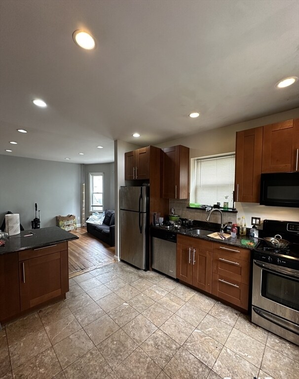 Building Photo - 8 Montfern Ave