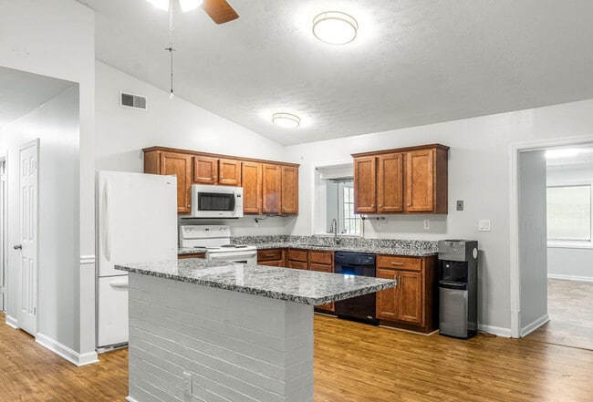 Building Photo - 2404 Silverbrook Ave