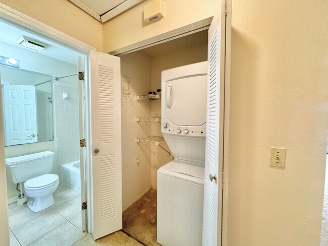 Building Photo - Winterset Condo