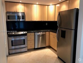 Building Photo - 2545 S Bayshore Dr