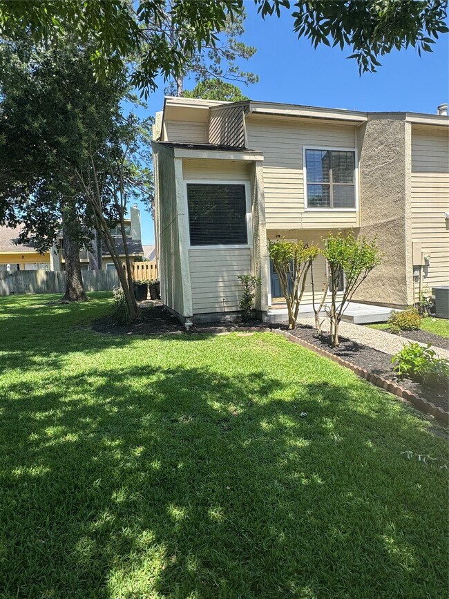 Building Photo - 3935 Knollcrest Dr