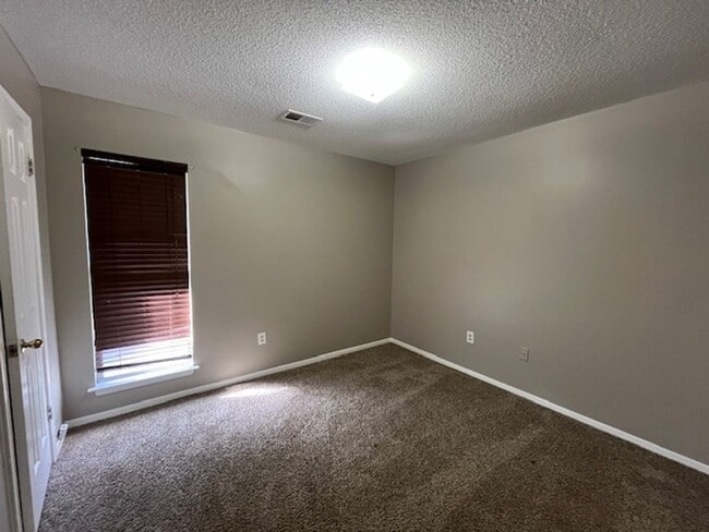 Building Photo - Renovated 3 Bedroom 2 Bath Home with 1 Car Garage!