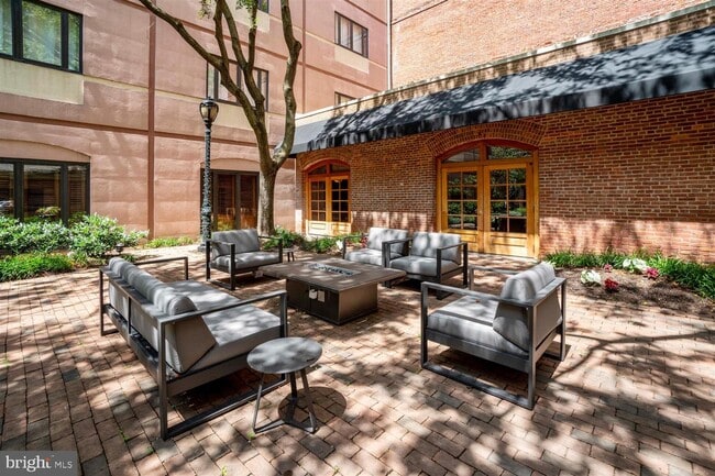 Building Photo - 1000 Fell St