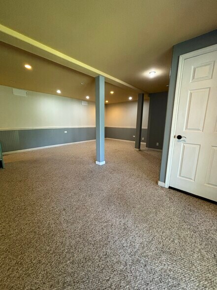 Spacious living area - 4460 Stanford Ave