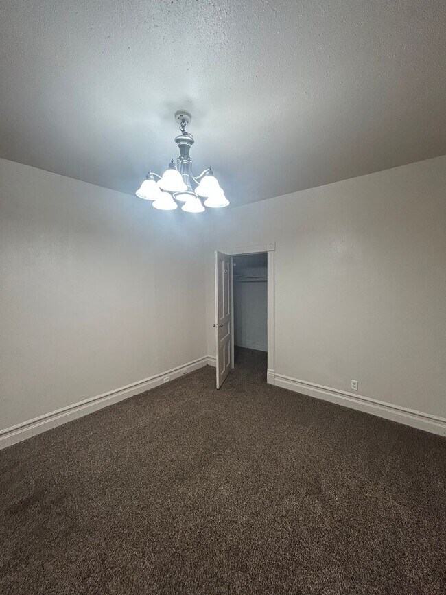 Building Photo - 402 W Mercury St