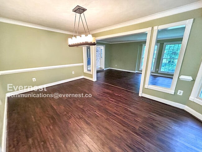 Building Photo - 3059 Southampton Dr