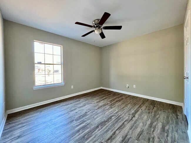 Building Photo - COMING MID-MAY 2026! (Pet Friendly)