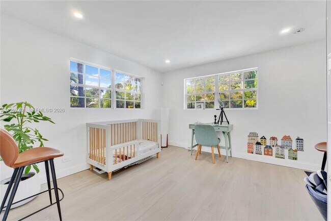 Building Photo - 1089 NE 110th St