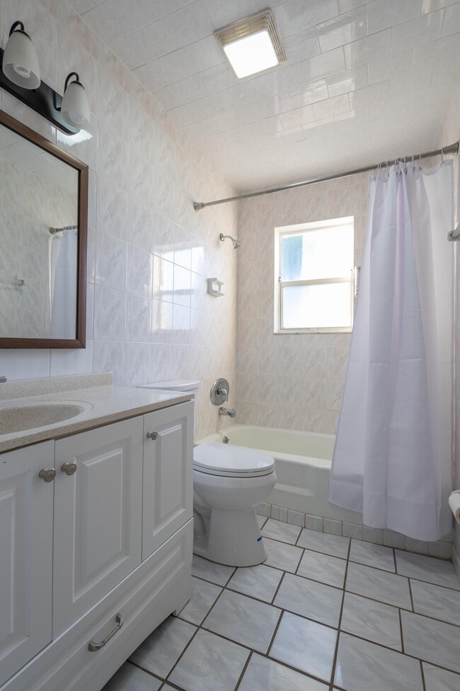 Building Photo - 714 S Arnold Ave