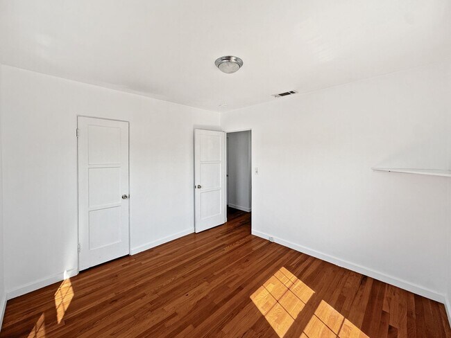 Building Photo - Charming 3BR Home with Expansive Backyard ...