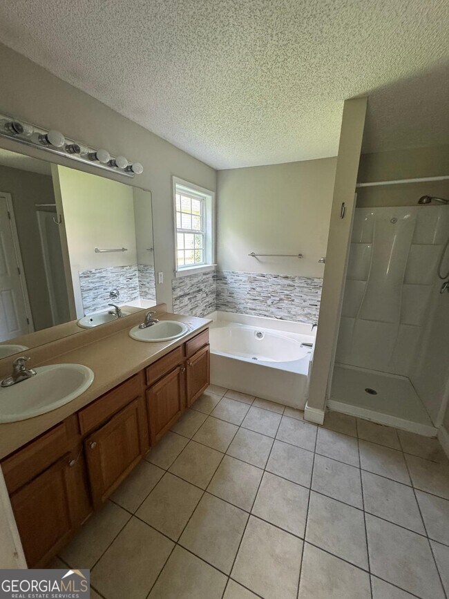 Building Photo - 520 Millbrook Villa Dr