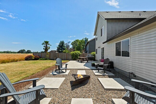 Building Photo - 753 SE Boysen Ln