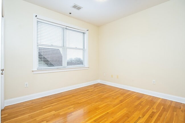 Building Photo - 528 47th St