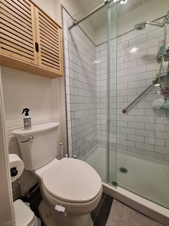 Building Photo - Designer-Remodeled Gem in Ashington Park |...