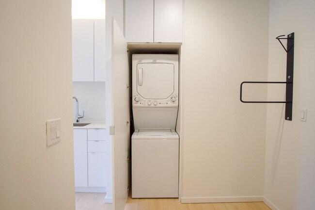 Building Photo - Check Out These Specials! Buckman 2nd Floor Urban 1 Bdr with D/W & Washer/Dryer!