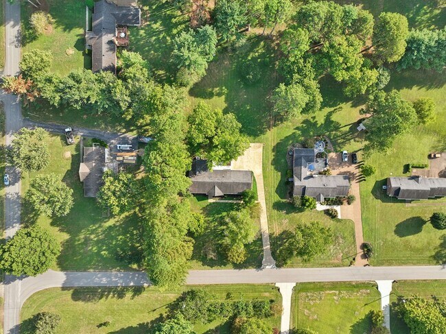 Building Photo - Completely renovated ranch 4BR/4BA ranch h...