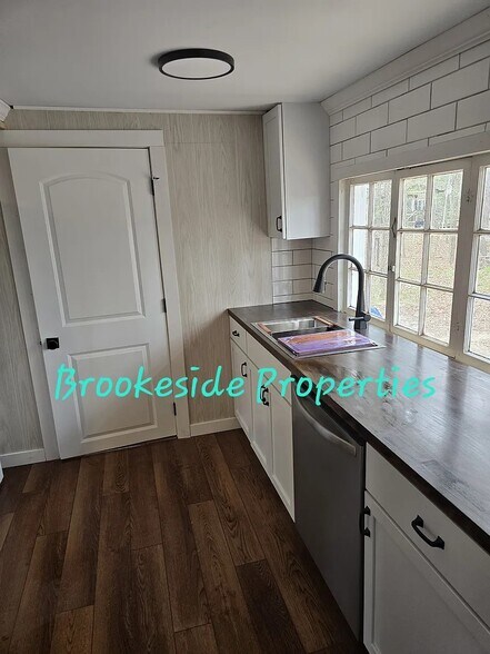 Kitchen - 1326 E Hess Lake Dr