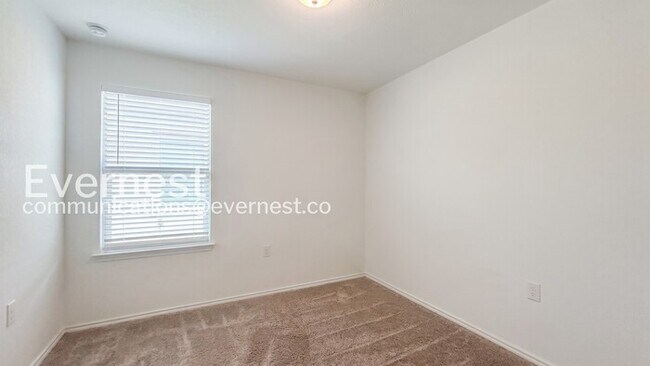 Building Photo - Spacious Home with Fenced Yard and Attached Garage / 3 beds 2 baths / Available now