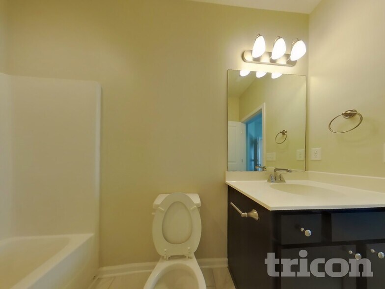 Building Photo - 404 Riverwood Ct