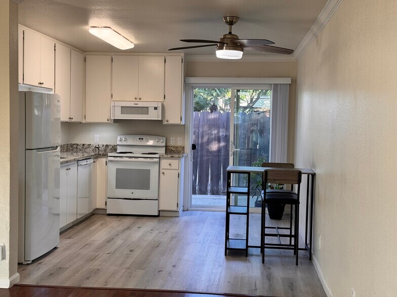 Primary Photo - 375 N M St